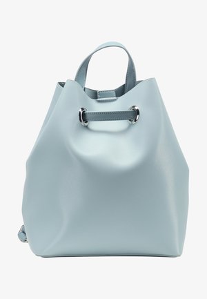 Jasnoniebieska torba typu bucket wykonana z fakturowanego syntetycznego materiału z srebrnymi elementami i ściąganym otwarciem. Posiada górne uchwyty i miękki, luźny kształt.