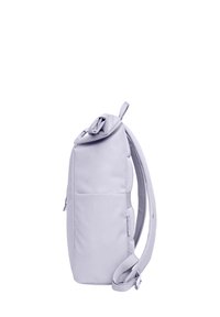 Harmaa rullasankainen reppu, jossa on karkea pinta, etutasku, säädettävät hihnat ja virtaviivainen siluetti helppoa kantamista varten.