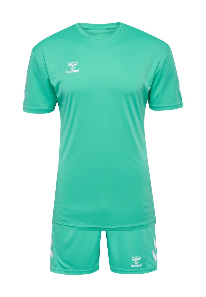 Completo sportivo verde composto da maglietta e pantaloni corti, realizzato in tessuto liscio. Presenta un logo bianco sul petto e accenti bianchi a fantasia sui pantaloni corti.