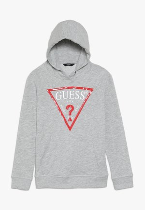 Sweat à capuche gris clair avec triangle logo Guess rouge et blanc et poche kangourou devant, manches longues, design décontracté.