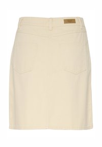 Beige farmer szoknya hátsó yökköllyel, két hátsó zsebbel és márkacímkével. Egyenes vonalú szabású és varrott szegéllyel rendelkezik.