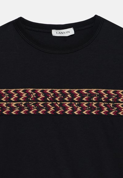 Μαύρο T-shirt Lanvin με στρογγυλή λαιμόκοψη και οριζόντιο υφαντό ζιγκ-ζαγκ μοτίβο σε κόκκινο, μπεζ και μαύρο πάνω από το στήθος με κεντημένο το όνομα της μάρκας.