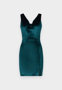 Robe en velours bleu-vert avec un décolleté en V et des bretelles noires contrastantes. Silhouette ajustée, avec des fentes sur les côtés pour plus de détails.