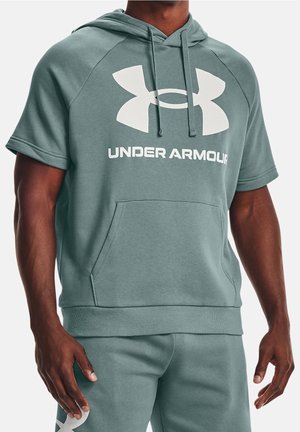 Vaaleanvihreä huppari, joka on valmistettu pehmeästä kankaasta ja jossa on kengurupocket. Siinä on suuri valkoinen Under Armour -logo ja lyhyet hihat.