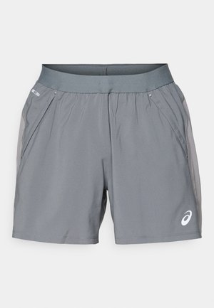 Pelēki sporta šorti ar elastīgu jostasvietu, viegla auduma, sānu kabatām un Asics logotipu labajā apakšējā kājā.