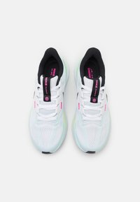 Nike Performance STRUCTURE 25 - Tenisice za cestovno trčanje - white/black/glacier blue/vapor green/laser fuchsia