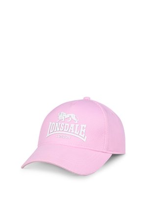 Lyserød baseballkasket lavet af mesh-stof med en hvid broderet løvelogo og teksten "LONSDALE LONDON" foran.