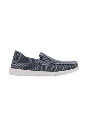 Zapato casual tipo slip-on con parte superior de tejido entrelazado en azul marino y blanco y suela de goma blanca, diseñado para comodidad y uso ligero.