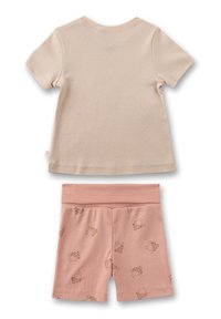 Beige Kurzarmhemd mit glatter Textur; rosafarbene Shorts mit einem Bienenmuster und elastischem Bund, aus weichem Baumwollmaterial.