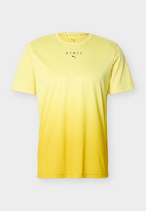 Gelbes Sport-T-Shirt mit kurzem Ärmel und Farbverlauf, mit den Logos „HYROX“ und Puma in Schwarz auf der Brust und innen im Kragen.