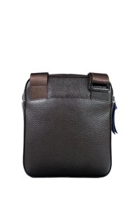 Borsa in pelle marrone con superficie testurizzata, dotata di due robuste maniglie superiori e chiusura con zip, con un'etichetta attaccata sul lato.