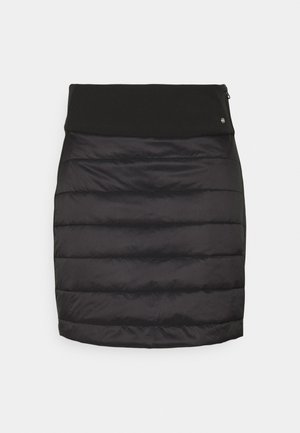 Jupe noire matelassée longueur genou avec des sections horizontales rembourrées et une ceinture lisse agrémentée d'un petit logo métallique.