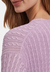 Helllila gestrickter Pullover mit strukturierten Zopfmustern und einem runden Ausschnitt, mit dezenten Details an der Schulternaht.