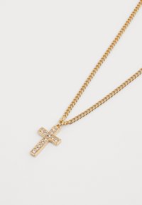 Guld kæderekke med et korsvedhæng udsmykket med klare rhinsten, detaljeret med en glat, reflekterende overflade og intrikate led.