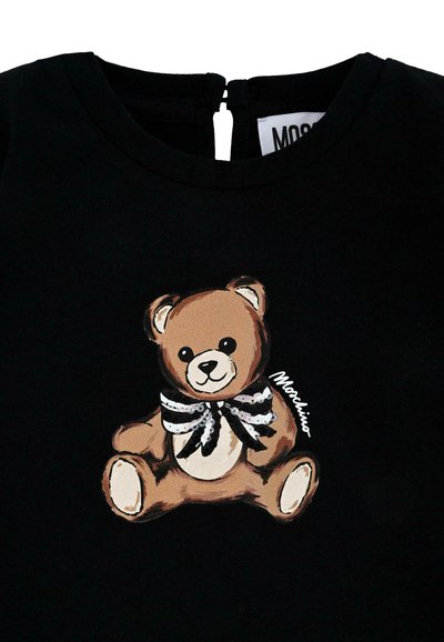 Czarna koszula z tkaniny z wzorem cartoonowego misia, który ma brązowe ciało i paskowany krawat. Miś jest szczegółowo przedstawiony z uśmiechem na twarzy.