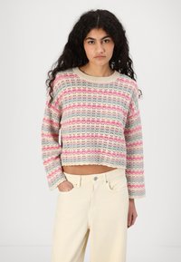 Strikkegenser med en kort design, flerfargede striper i rosa, blå og beige, med rund hals og teksturert åpen vev.
