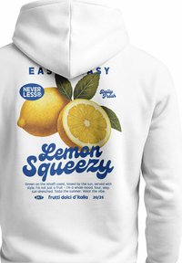 Weißer Kapuzenpullover mit Grafik einer ganzen und einer geschnittenen Zitrone mit grünen Blättern, blauer Text "Lemon Squeezy" und einer kurzen poetischen Beschreibung darunter.