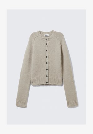 Cardigan lavorato a maglia beige con maniche lunghe, collo rotondo, polsini e orlo a costine, e una fila centrale di bottoni neri. L'etichetta riporta "WEEKDAY."
