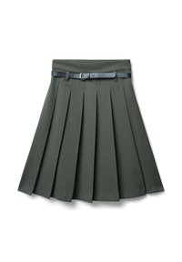 Gonna verde plissè con vita piatta e una cintura nera, realizzata in un tessuto morbido, caratterizzata da quattro pieghe disposte verticalmente.