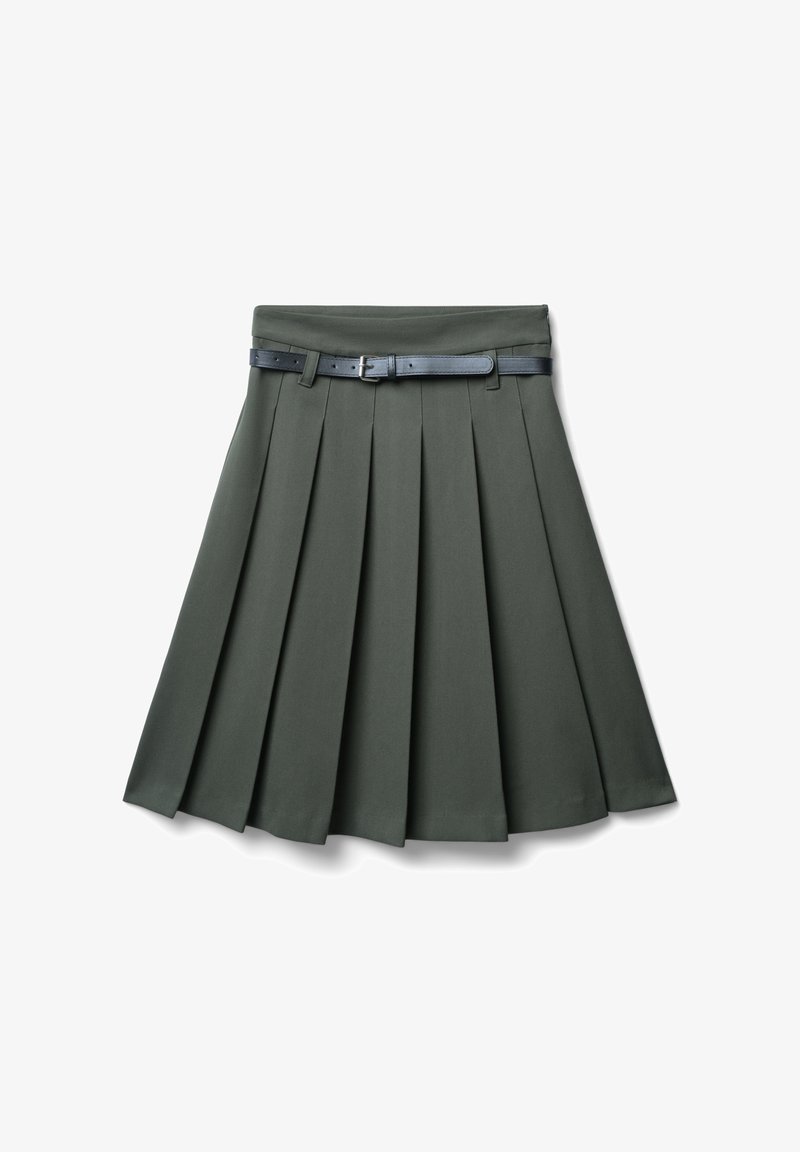 Gonna verde plissè con vita piatta e una cintura nera, realizzata in un tessuto morbido, caratterizzata da quattro pieghe disposte verticalmente.
