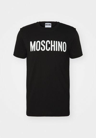 Svart bomullst-skjorte med fet hvit "MOSCHINO" tekst over forsiden; rund hals og korte ermer. Enkel design, klassisk passform.