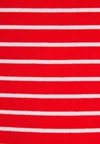 Tissu rouge avec des rayures blanches horizontales, texture côtelée, rayures uniformément espacées, couleurs vives, adapté pour des vêtements ou de l'ameublement.