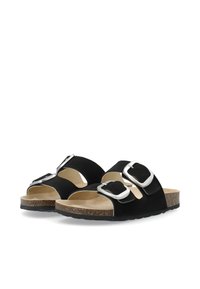 Zwarte suède sandalen met twee verstelbare zilveren gespen, een kurken voetbed en een gestructureerde zwarte rubberen zool.