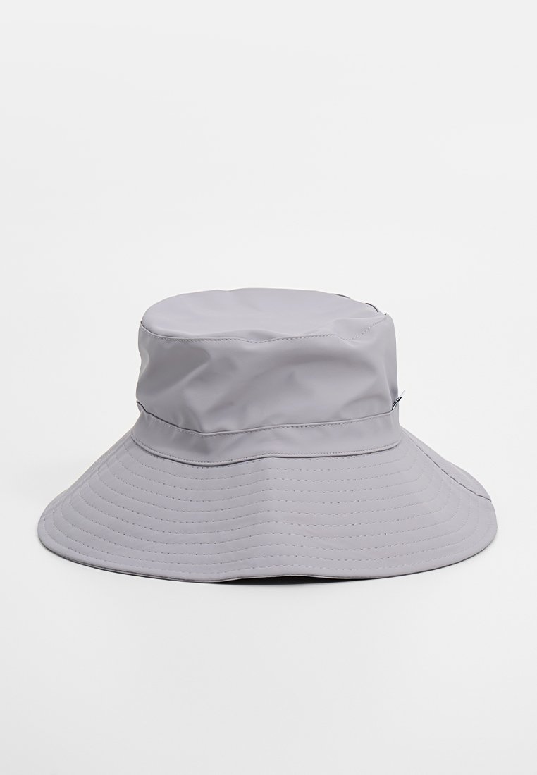 Chapeau seau imperméable gris avec un large bord flexible, texture lisse et détails de couture subtils. Idéal pour la protection solaire et le style.