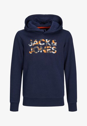 Barn iført mørkeblå hættetrøje og joggingbukser med orange tekst, kombineret med mørkeblå højtop-sneakers på en lys grå baggrund.