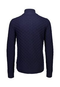 Mörkblått stickat tröja med diamantmönster, har en hög krage samt ribbade muddar och nederkant. Tillverkad av texturerat tyg.