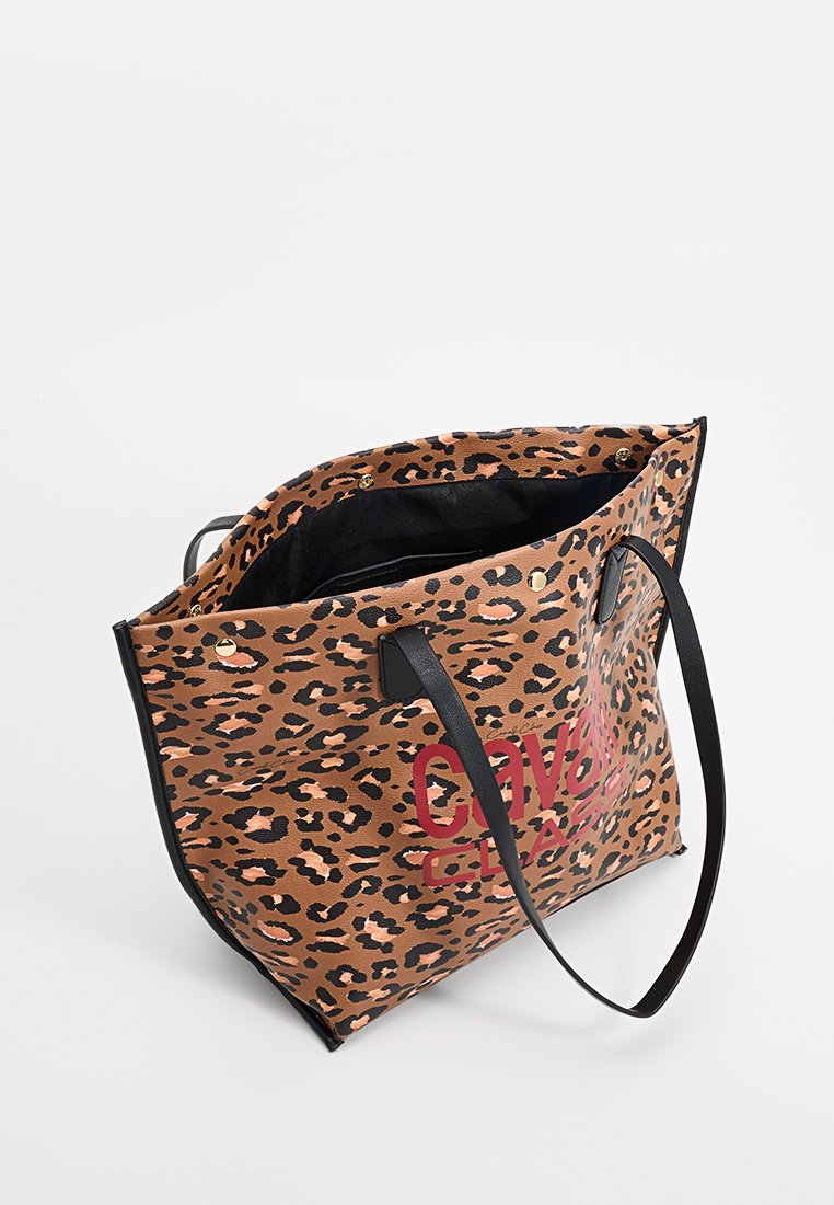 Torba na ramię w leopardzi wzór z czarnymi uchwytami, otwarta góra i podszewka wewnętrzna; posiada czerwoną grafikę tekstową na zewnętrznej stronie. Wytrzymały materiał.