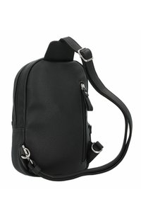 Bolso de cuero negro con superficie texturizada, correa ajustable única, cremallera lateral y bolsillo frontal adicional con cremallera.
