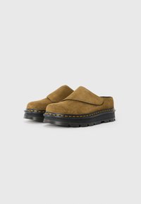 Ruske nubuksuede slip-on čevlji s zaobljenim nosom in debelim črnim gumijastim podplatom, z rumenim šivom ob robu.
