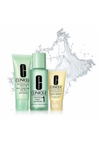 Drie Clinique huidverzorgingsproducten: een groene fles met clarifying lotion, een doorzichtige tube met vloeibare gezichtszeep en een gele tube vochtinbrengende crème.