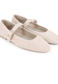 Bailarinas de color beige tejidas con puntera cuadrada, una delgada correa para el tobillo y un acento en hebilla plateada. Forro interior suave y material superior texturizado.