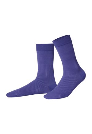 Paire de chaussettes violettes mi-mollet avec une texture côtelée et de fines rayures horizontales près du haut sur fond blanc.