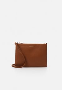 Brun läder crossbody-väska med texturerad yta, rektangulär form, dragkedjestängning och justerbar rem. Diskret branding på framsidan.