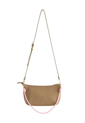 Lille rektangulær brun stofpung med en lang justerbar skulderrem og et kort pink tov-håndtag, der er fastgjort med knuder.
