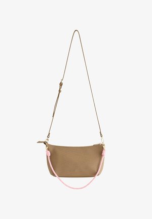 Lille rektangulær brun stofpung med en lang justerbar skulderrem og et kort pink tov-håndtag, der er fastgjort med knuder.