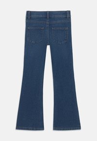 Jeans bleu évasés avec une texture lisse, taille mi-haute et deux poches arrière. Présente des coutures le long des coutures et des ourlets.