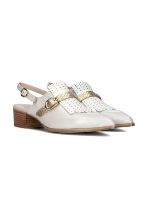 Witte leren slingback schoenen met decoratief geperforeerd ontwerp, gouden gesp en bruine blokhak. Glad oppervlak met een slanke vorm.
