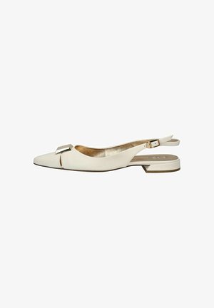 Witte leren slingback platte schoen met puntige neus, goudkleurige gespsluiting en kleine blokhak.