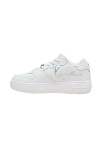 Sneaker bianchi con tomaia in pelle liscia, chiusura con lacci, suola in gomma testurizzata e dettagli decorativi in strass sui lati.