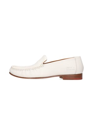 Mocasín de cuero blanco con puntera cosida tipo mocasín, tacón bajo de madera y diseño liso de fácil calzado, mostrado de lado sobre un fondo blanco.