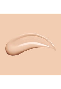 Flydende foundation i en varm beige nuance med en glat, cremet tekstur, påført med et strøg, der viser en blank finish.