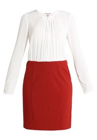 Rode jurk met een witte top met lange mouwen, voorzien van een geplooide halslijn en een aansluitende pasvorm. Gladde stof en minimalistisch ontwerp.