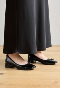 Unselected, black