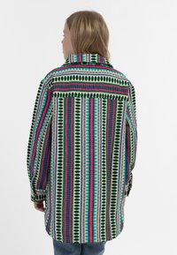 Barevná, vzorovaná košile na knoflíky s límečkem. Obsahuje zelené, růžové, modré a krémové pruhy a motivy listů. Dlouhé rukávy, uvolněný střih.