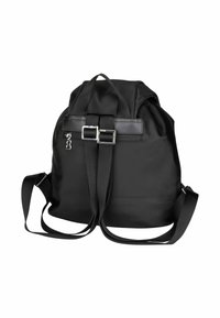 Sac à dos en nylon noir avec des sangles en tissu réglables, une fermeture à cordon de serrage et des accents en boucle. Texture lisse, forme arrondie et branding minimal.