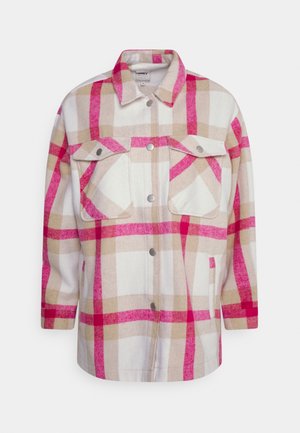 Langarm jasje met knopen, grote ruitpatroon in roze, beige en wit en klepzakken op een witte achtergrond.